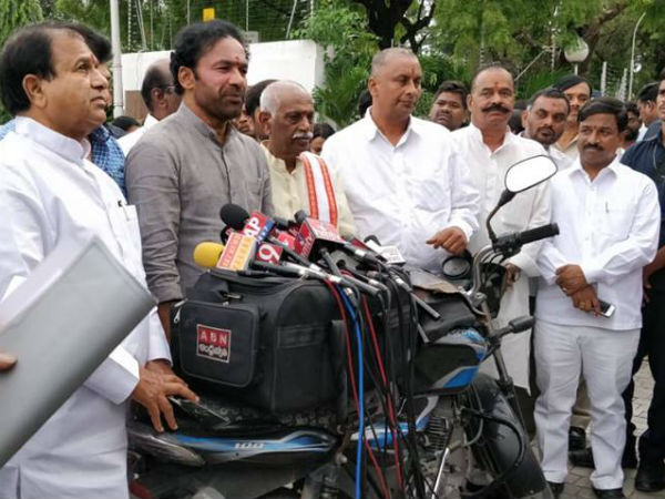 BJP leaders complaints to governor on swami paripoornananda ban order BJP leaders complaints to governor on swami paripoornananda ban order