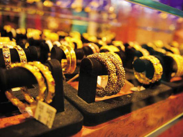 Gold prices slump, fall to 5-month low Gold prices slump, fall to 5-month low