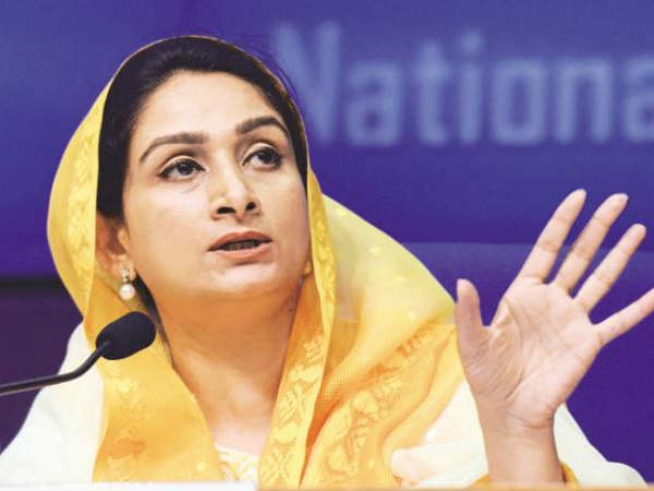 హర్సిమ్రాత్ కౌర్ విమర్శలు