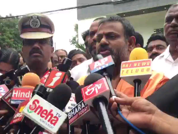 పరిపూర్ణానంద స్వామికి నోటీసులు