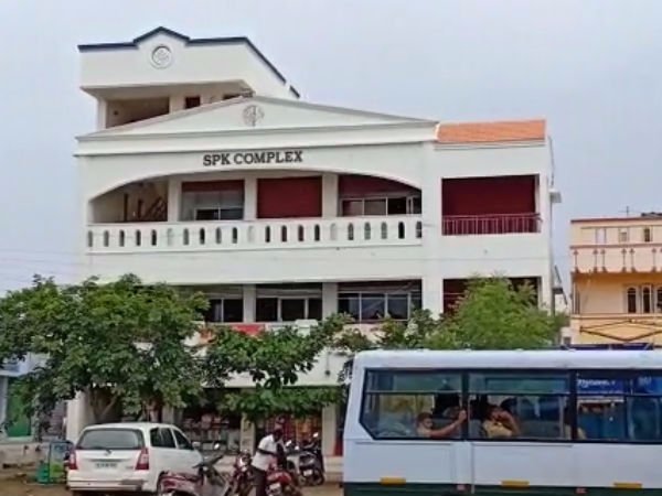 కాంట్రాక్టర్లు టార్గెట్