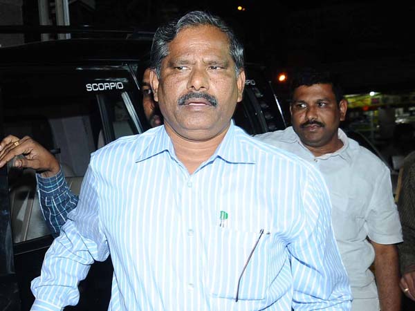 తుపాకీ గుండు ఎవరి గుండె అని చూడదు