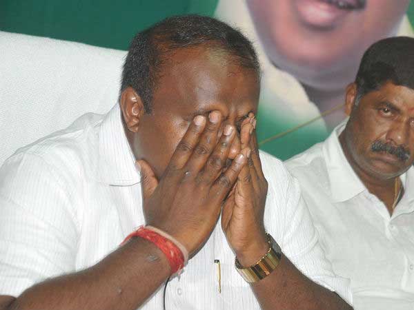 మీరు సంతోషంగా ఉన్నా నేను లేను, కుమారస్వామి కంటతడి