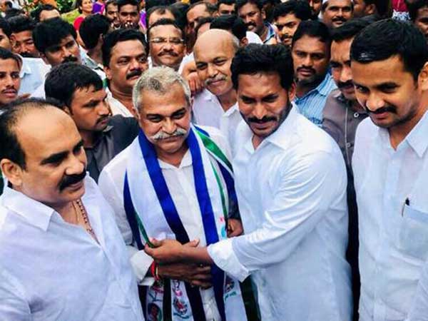 Former Minister Manugunta Mahidhar Reddy joins in YSRCP Former Minister Manugunta Mahidhar Reddy joins in YSRCP