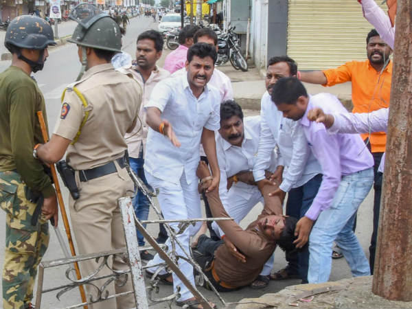 Maratha protest intensifies after person died in Maharashtra Maratha protest intensifies after person died in Maharashtra