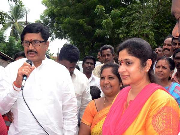 Murali Mohan and Roopa challenge to YSRCP chief YS Jagan Murali Mohan and Roopa challenge to YSRCP chief YS Jagan
