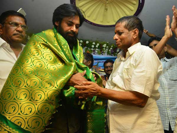 పరస్పరం ప్రశంసలు, పవన్కు దాడి షాకిచ్చారా?