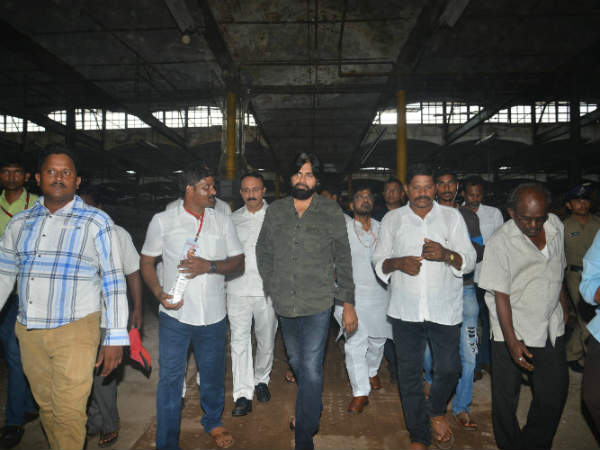 పవన్ మాట్లాడుతున్నంతసేపు చప్పట్లు