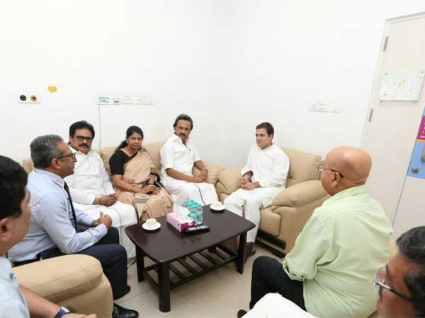 Karunanidhi health updates: Rahul Gandhi meets DMK chief in Kauvery hospital Karunanidhi health updates: Rahul Gandhi meets DMK chief in Kauvery hospital