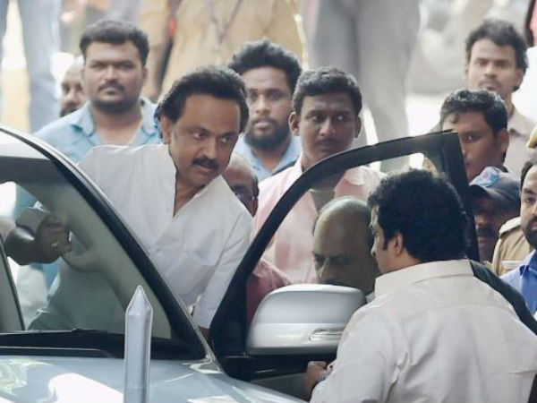 Family, crowds leave hospital after hospital says Karunanidhi is stable Family, crowds leave hospital after hospital says Karunanidhi is stable