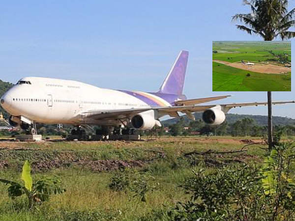 Thai villagers shocked to see a boeing flight in fields Thai villagers shocked to see a boeing flight in fields