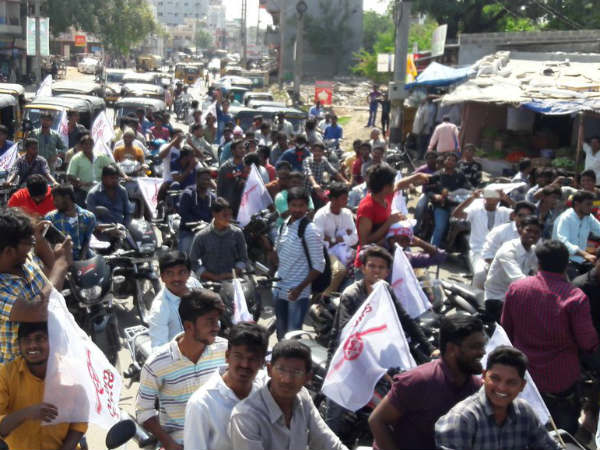 భారీ ర్యాలీగా...చేరిక