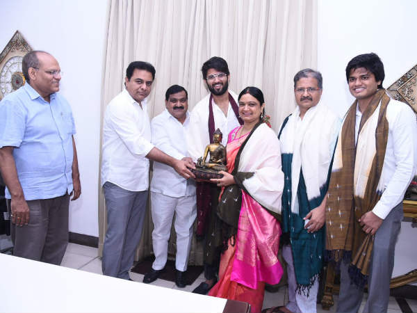 విజయ్ హామీ.. కేటీఆర్ ఇలా..