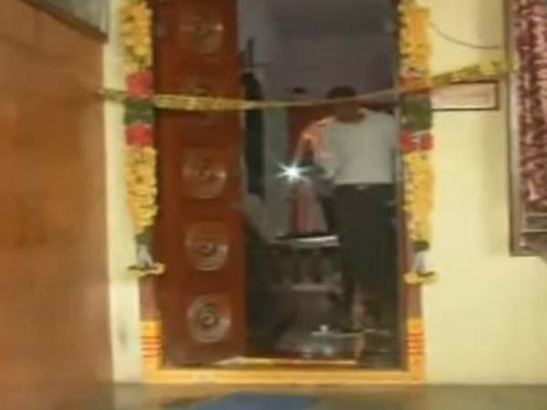 thieves stabbed a woman with a knife in Vijayawada thieves stabbed a woman with a knife in Vijayawada