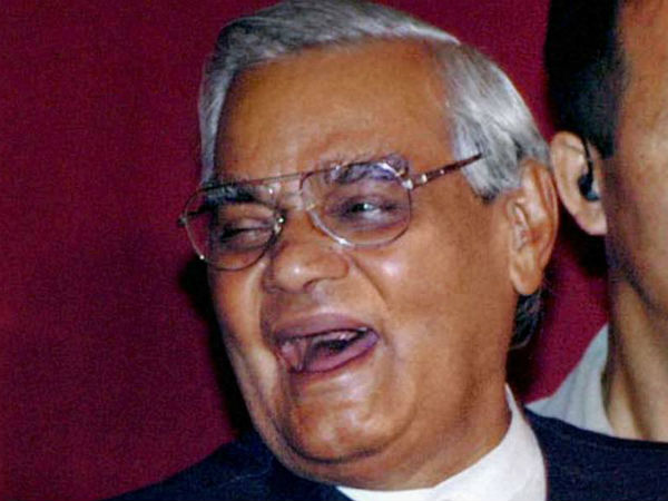 పాత్రికేయుడిగా.. పెళ్లికి దూరం
