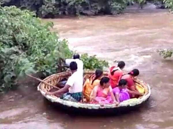 వివాహ వేదికకు చేరాలంటే నది దాటాల్సిందే..