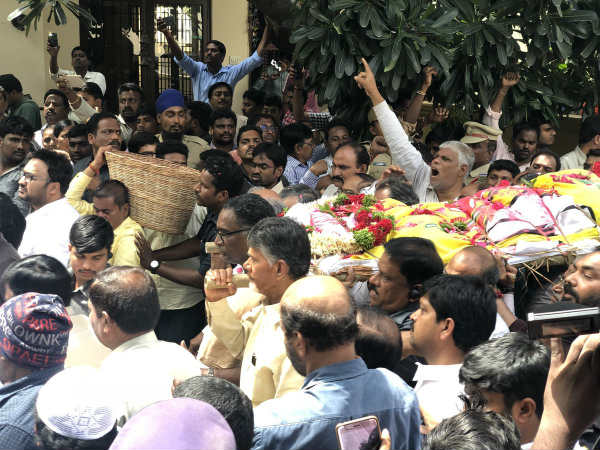 Nandamuri Harikrishna’s funeral procession begins Nandamuri Harikrishna’s funeral procession begins