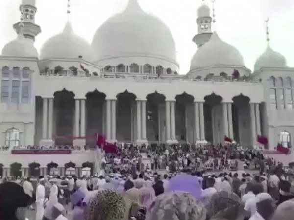 Thousands in China mosque standoff over demolition plan Thousands in China mosque standoff over demolition plan