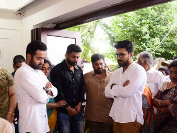 హరికృష్ణ భౌతిక కాయాన్ని కిందకు దించారు