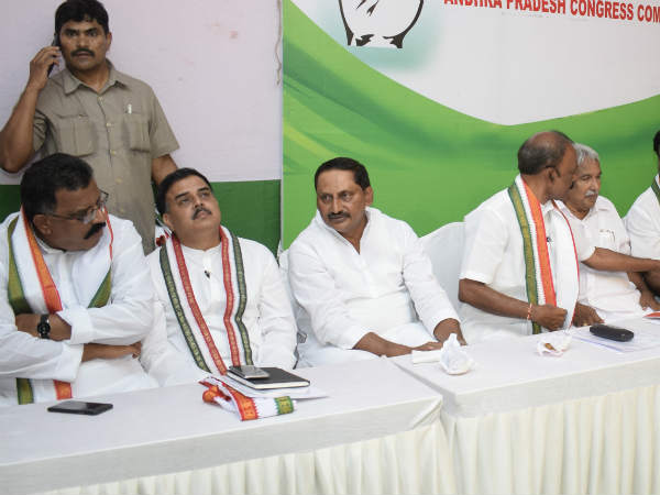 వైయస్ జగన్ గందరగోళంలో ఉన్నారు