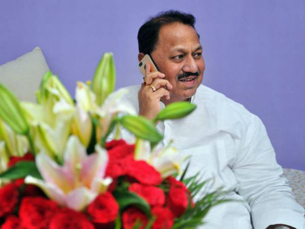 అమాత్యుల అండదండలు లేకపోతే ఎంతటి వారైనా అంధకారంలోకే..!!