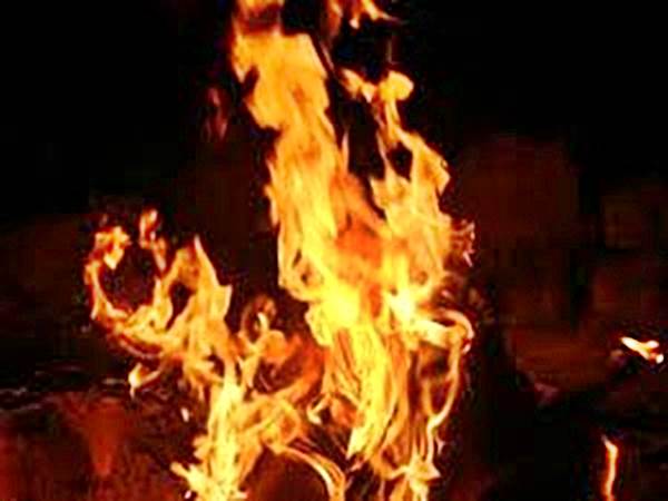 నలుగురిపై పెట్రోల్ పోశాడు