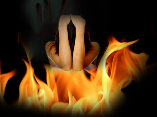 A married woman living together with unmarried boy...his parents burnt her with petrol A married woman living together with unmarried boy...his parents burnt her with petrol