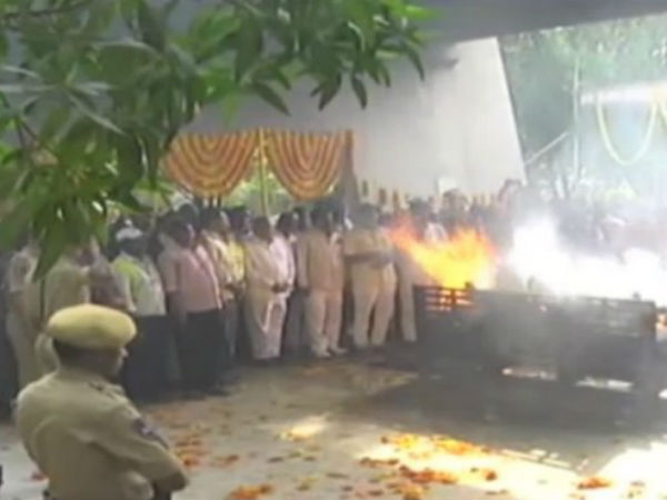 అంత్యక్రియల్లో మంత్రి తలసాని