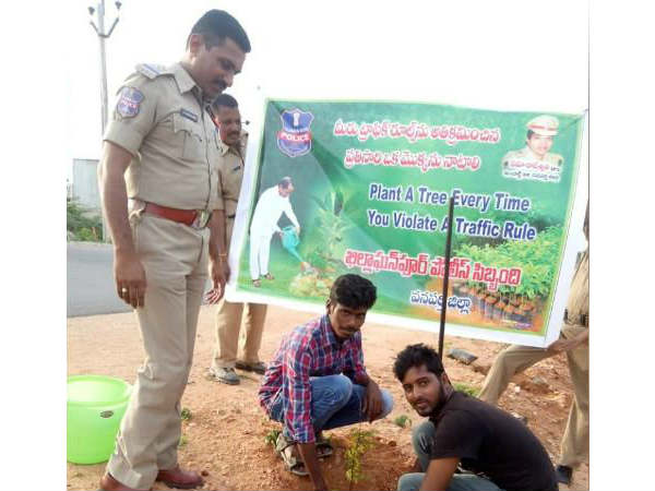 Jogulamba Gadwal police orders traffic violaters to plant a sapling Jogulamba Gadwal police orders traffic violaters to plant a sapling