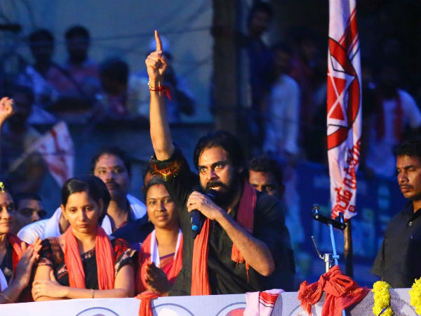 పవన్ ను చూడండి...జోరు వానలో ఎదురు చూశారు