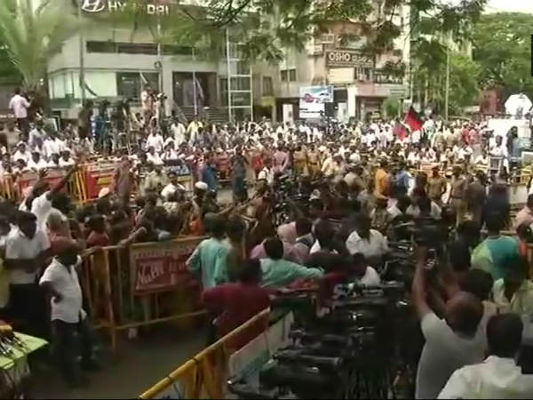 Karunanidhi Health Latest Updates: Kalaignars condition declines, security increased outside Kauvery Hospital Karunanidhi Health Latest Updates: Kalaignars condition declines, security increased outside Kauvery Hospital