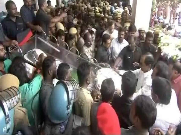మహారాష్ట్రలో అభిమానుల నివాళి