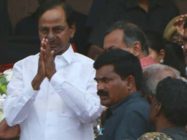 మేమున్నామంటూ ధైర్యం, ప్రభుత్వం తీరును తప్పుబట్టారు