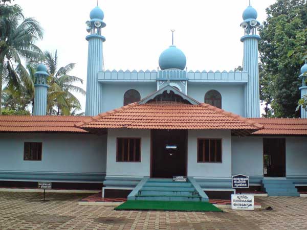 Humanity wins: Mosque gives shelter to Hindu families Humanity wins: Mosque gives shelter to Hindu families