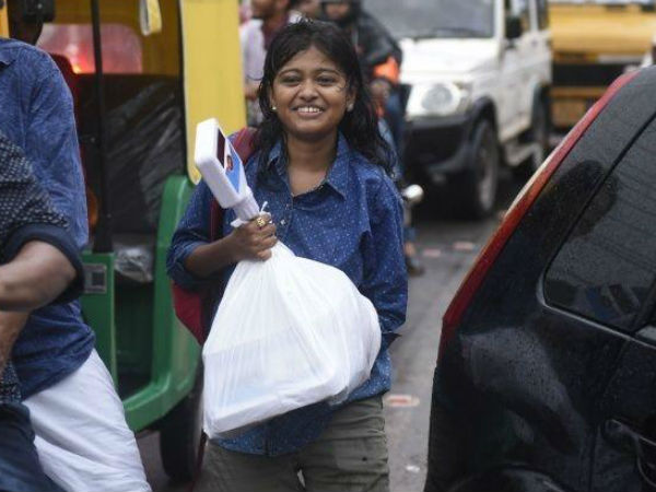 Kerala College Girl Bullied For Selling Fish, Donates Rs 1.5 Lakhs She Got As Support To Flood Relief Kerala College Girl Bullied For Selling Fish, Donates Rs 1.5 Lakhs She Got As Support To Flood Relief
