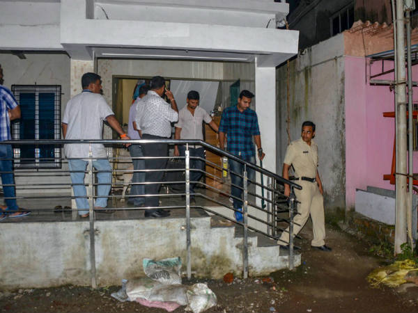 పూణే సిట్ అధికారులు