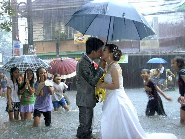 Bride wades up the aisle during Philippines flood Bride wades up the aisle during Philippines flood