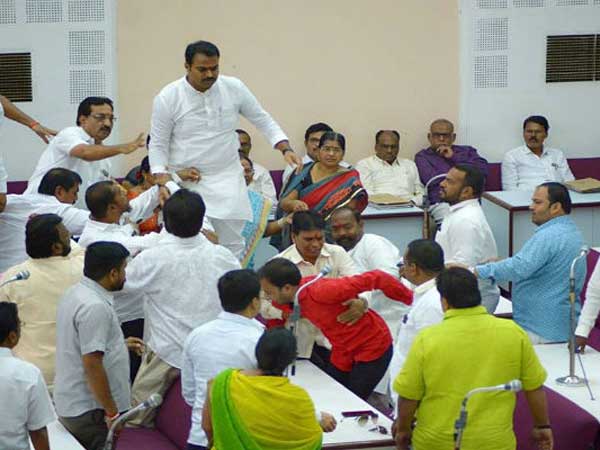 MIM corporator who opposed Vajpayees condolence resolution thrashed by BJP members MIM corporator who opposed Vajpayees condolence resolution thrashed by BJP members