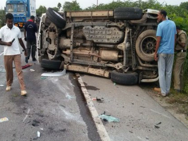 లేదంటే మా కారు పైన పడేది