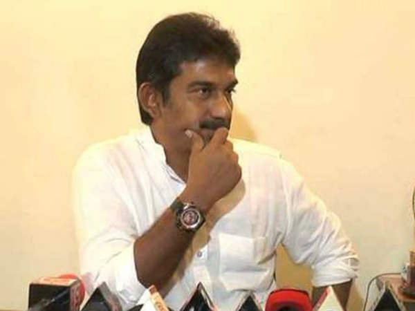 చెప్పకనే...చెప్పేశారు
