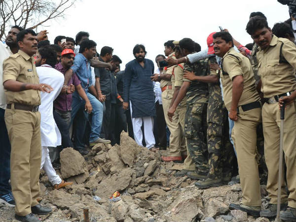 పవన్ ...సెల్ ఫోన్ లో నిక్షిప్తం