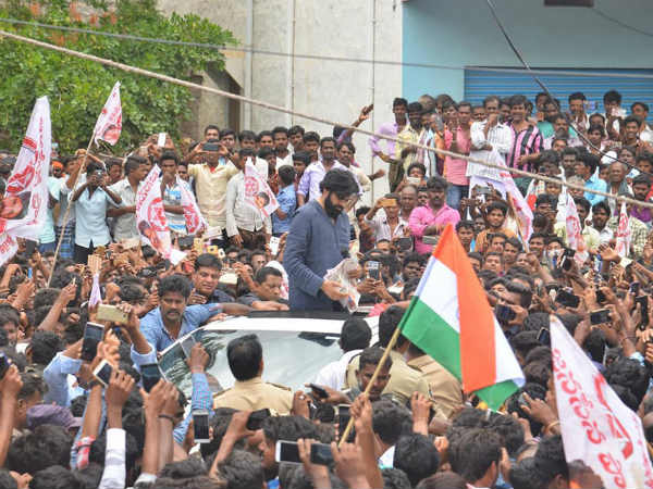 క్షతగాత్రులకు...పరామర్శ