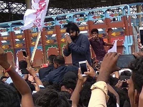 కార్యకర్తల తోపులాటతో..