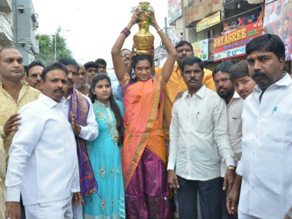బంగారు బోనంతో సింధు