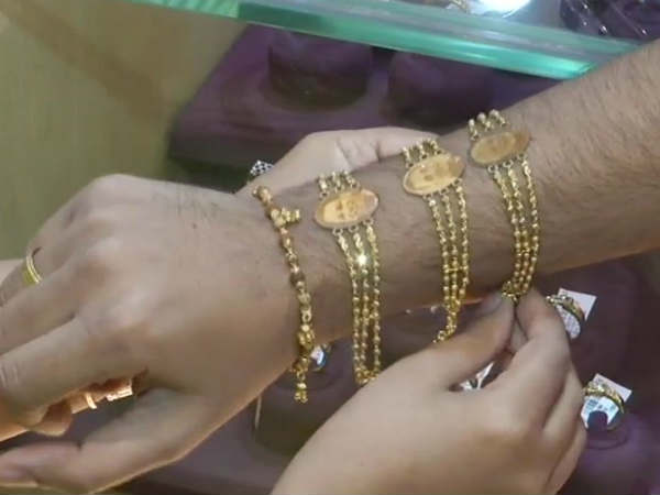 These golden Rakhis with Modi,Yogi photos are hot cakes in Surat These golden Rakhis with Modi,Yogi photos are hot cakes in Surat