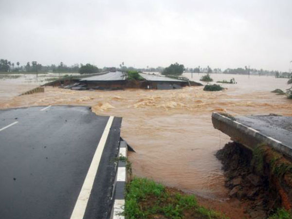 ముంపుకు గురైన...రోడ్లు