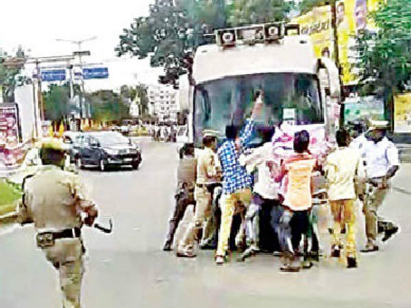 SFI blocks CM Chandrababu convoy SFI blocks CM Chandrababu convoy