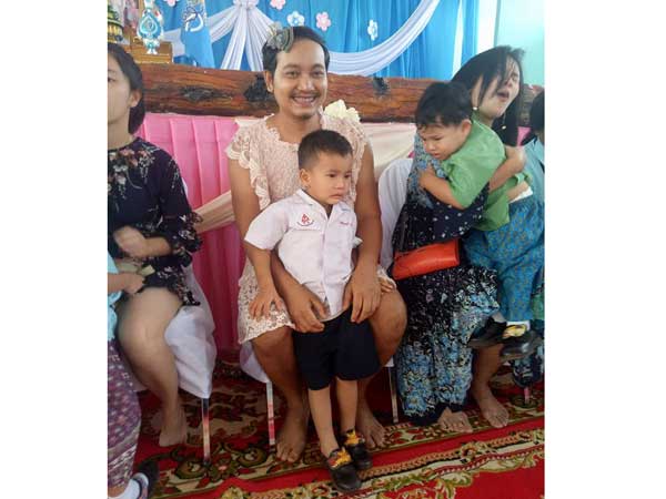 This dad dressed up like a woman for his children who dont have mother This dad dressed up like a woman for his children who dont have mother