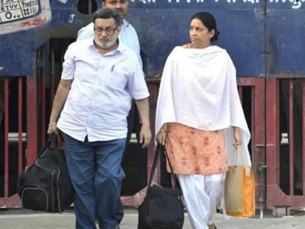 SC admits CBI plea against Talwars in Aarushi murder case SC admits CBI plea against Talwars in Aarushi murder case