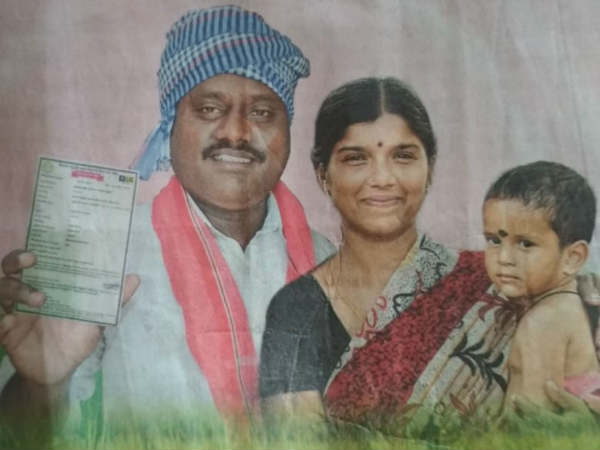 పాపకు స్నానం చేయిస్తుంటే ఫోటోలు తీసుకొని వెళ్లారు